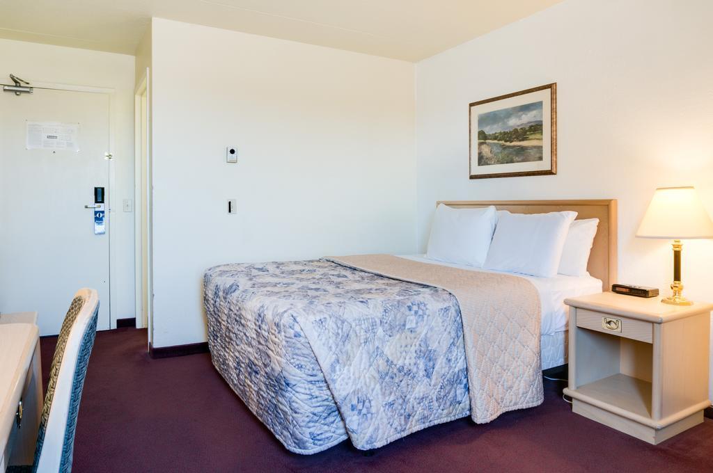 Travelodge Calgary Macleod Trail Bagian luar foto