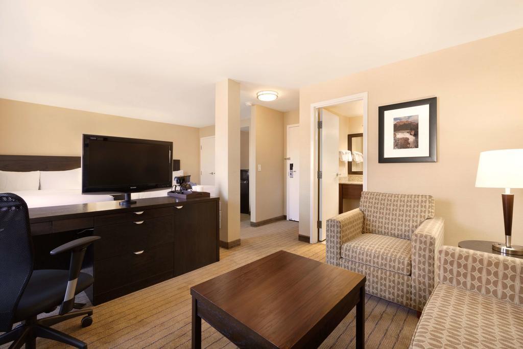 Travelodge Calgary Macleod Trail Bagian luar foto