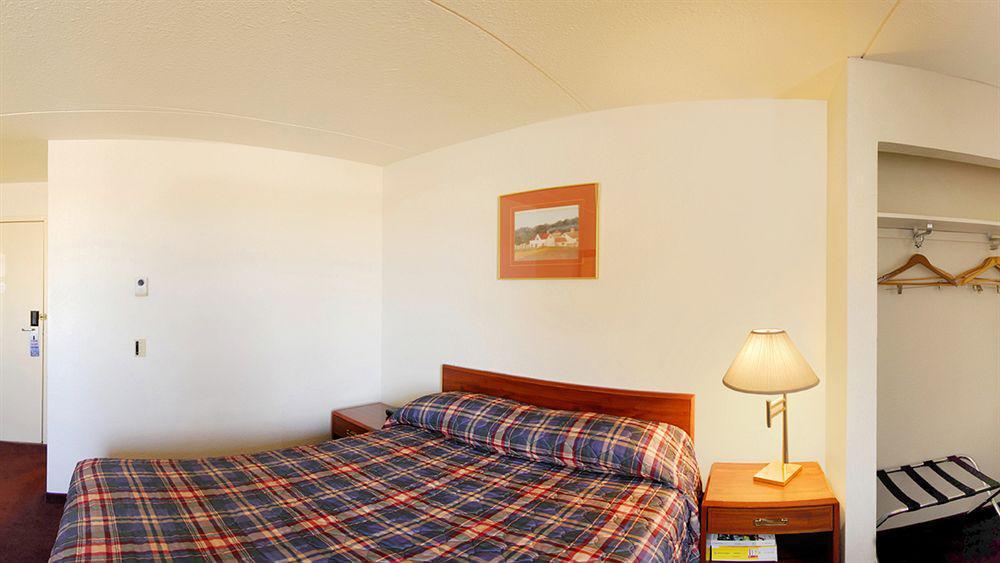 Travelodge Calgary Macleod Trail Bagian luar foto